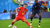 Eden Hazard (Bỉ) đi bóng trước sự truy cản của Paul Pogba
