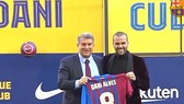 Chủ tịch Laporta giới thiệu Dani Alves trên sân Camp Nou