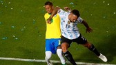 Hậu vệ Argentina Nicolas Otamendi đánh chỏ vào mặt Raphinha để giành bóng