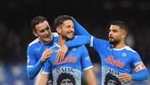 Dries Mertens (giữa) với cú đúp giúp Napoli thắng Lazio 4-0