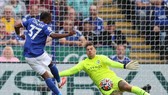 Ademola Lookman đối mặt với thủ thành Ederson (Man City)