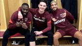Các cầu thủ West Ham chụp ảnh trước buổi tập