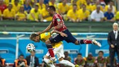 hậu vệ Juan Zuniga thúc đầu gối vào lưng Neymar để triệt hạ cầu thủ Brazil