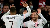 Kylian Mbappe mừng bàn thắng cùng Lionel Messi