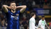 Inter thua trên sân nhà và mất luôn ngôi đầu bảng