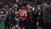 AC Milan ăn mừng chiến thắng trên sân Roma ở vòng 34