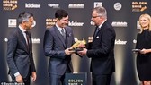 Robert Lewandowski nhận giải CHiếc giày vàng mùa trước