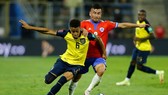 Byron Castillo đi bóng qua hậu vệ Chilê