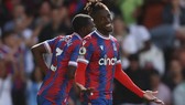 Wilfried Zaha giúp Crystal Palace lội ngược dòng