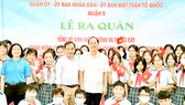 Phó Bí thư Thành ủy TPHCM  Nguyễn Hồ Hải cùng các học sinh quận 5 tại lễ ra quân tổng vệ sinh môi trường. Ảnh: VIỆT DŨNG