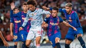 Leroy Sane đi bóng trước hàng phòng thủ Barcelona