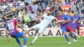 Karim Benzema dứt điểm trước khung thành Barcelona