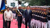 Thủ tướng Nhật Bản Shinzo Abe (phải) trong chuyến thăm Philippines khi Tổng thống Rodrigo Duterte nhậm chức năm ngoái.  Ảnh: AP 
