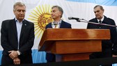 Tổng thống Argentina Mauricio Macri (giữa) và Bộ trưởng Quốc phòng Oscar Aguad (trái). Ảnh: Clarin