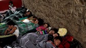 Trẻ em nhập cư dưới 5 tuổi bị chia cắt với cha mẹ tại một trại tập trung ở biên giới Mỹ - Mexico. Ảnh: CNN