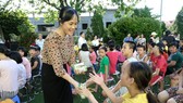 Vinamilk và Quỹ sữa Vươn cao Việt Nam đã tổ chức chương trình trao tặng sữa cho các trẻ em rung tâm phục hồi chức năng người khuyết tật Thụy An
