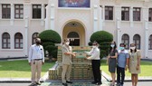  Angkormilk trao tận tay 1.000 thùng sữa cho đại diện chính quyền Phnom Penh 