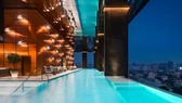 Điểm nhấn của Khun By YOO là bể bơi với thiết kế như đang ở giữa hàng triệu triệu ngôi sao trên bầu trời.