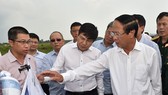 Phó Thủ tướng Lê Văn Thành và đoàn công tác xem Đồ án Quy hoạch Cảng Hàng không quốc tế Nội Bài Ảnh: ĐỨC TUÂN