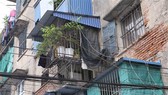Nhiều hộ đang sinh sống tại toà nhà chung cư 5 tầng trên đường Trần Đăng Ninh, Nam Định tự ý cơi nới, sửa chữa làm ảnh hưởng đến kết cấu của khu nhà. (Ảnh: Công Luật/TTXVN)