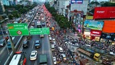 Tuyến đường Nguyễn Xiển ùn tắc giao thông khi quây rào chắn thi công dự án hệ thống xử lý nước thải Yên Xá. (Ảnh: Tuấn Anh/TTXVN)