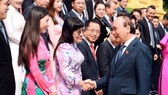 Chủ tịch nước Nguyễn Xuân Phúc trong cuộc gặp gỡ với CEO Lưu Thị Thanh Mẫu cùng đoàn đại biểu Hội Doanh nhân trẻ Việt Nam sáng ngày 8/11