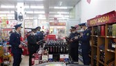 Đoàn kiểm tra liên ngành tỉnh Thái Nguyên kiểm tra hàng hóa phục vụ Tết tại siêu thị, hồi đầu năm 2022. (Ảnh: Trần Trang/TTXVN)