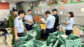 Đội QLTT số 22 phối hợp với Công an quận Bắc Từ Liêm, Hà Nội vừa tiến hành kiểm tra và phát hiện hơn 11 kg hàng hóa nghi vấn là pháo nổ. Ảnh: DMS