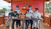 Bàn giao 11 thuyền viên tàu Xin Hong bị chìm ở vùng biển Bình Thuận cho cơ quan chức năng