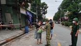 Lực lượng chức năng TP Thuận An khẩn trương phát LTTP cho người dân