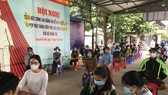 Lực lượng chức năng TP Dĩ An tổ chức chi tiền hỗ trợ cho người lao động, người ở trọ tại phường Đông Hòa, TP Dĩ An