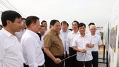 Thủ tướng Phạm Minh Chính nghe báo cáo tình hình về dự án tuyến đường cao tốc TPHCM - Thủ Dầu Một - Chơn Thành