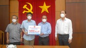 Phó Bí thư Thành ủy Nguyễn Hồ Hải chứng kiến UBND quận 8 nhận các túi thuốc hỗ trợ bệnh nhân F0. Ảnh: CAO THĂNG