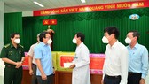 Bí thư Thành ủy TPHCM Nguyễn Văn Nên thăm, tặng quà Bệnh viện điều trị Covid-19 Cần Giờ. Ảnh: VIỆT DŨNG