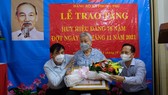 Trao tặng Huy hiệu 75 năm tuổi Đảng cho đồng chí Lê Quang Đồng