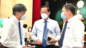 Chủ tịch UBND TPHCM Phan Văn Mãi trao đổi cùng Giám đốc Sở Giáo dục - Đào tạo Nguyễn Văn Hiếu. Ảnh: VIỆT DŨNG