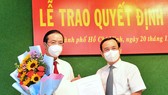 Bí thư Thành ủy TPHCM Nguyễn Văn Nên trao quyết định cho đồng chí Lê Văn Minh. Ảnh: VIỆT DŨNG