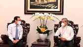 Bí thư Thành ủy TPHCM Nguyễn Văn Nên chúc mừng Tổng Giám mục Tổng Giáo phận TPHCM Nguyễn Năng. Ảnh: VIỆT DŨNG