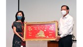 Chủ tịch UBND TPHCM Phan Văn Mãi tặng quà lưu niệm Tập đoàn Vingroup. Ảnh: VIỆT DŨNG