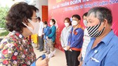 Chủ tịch Ủy ban MTTQ Việt Nam TPHCM trao quà tết cho bà con nghèo tại huyện Bình Chánh