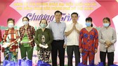 Văn phòng Đoàn ĐBQH và HĐND TPHCM trao 100 phần quà cho người dân khó khăn ở tỉnh Đồng Tháp