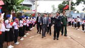 Bí thư Thành ủy TPHCM Nguyễn Văn Nên thăm thầy cô, học sinh Trường Tiểu học Hữu nghị tại tỉnh Champasak