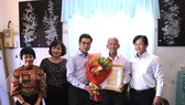 Phó Chủ tịch HĐND TPHCM Nguyễn Văn Dũng thăm các cụ tiêu biểu tròn 90 tuổi ở Cần Giờ