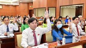 Các đại biểu HĐND TPHCM biểu quyết thông qua nghị quyết kỳ họp. Ảnh:VIỆT DŨNG