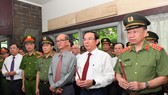 Bí thư Thành ủy TPHCM Nguyễn Văn Nên, Bộ trưởng Bộ Công an Tô Lâm thắp hương Đại tướng Mai Chí Thọ. Ảnh: VIỆT DŨNG