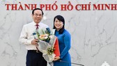Bí thư Thành ủy TPHCM Nguyễn Văn Nên trao quyết định cho đồng chí Trần Kim Yến. Ảnh: VIỆT DŨNG