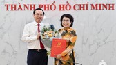Bí thư Thành ủy TPHCM Nguyễn Văn Nên trao quyết định cho đồng chí Tô Thị Bích Châu. Ảnh: VIỆT DŨNG