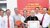 Bí thư Thành ủy TPHCM trao Huy hiệu 80 năm tuổi Đảng cho đồng chí Lê Thị Hồng Phúc