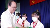 Trao học bổng Lương Định Của cho 923 em học sinh, sinh viên nghèo vượt khó