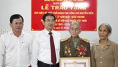 Quận Bình Tân trao tặng, truy tặng Huy hiệu Đảng cho 103 đảng viên